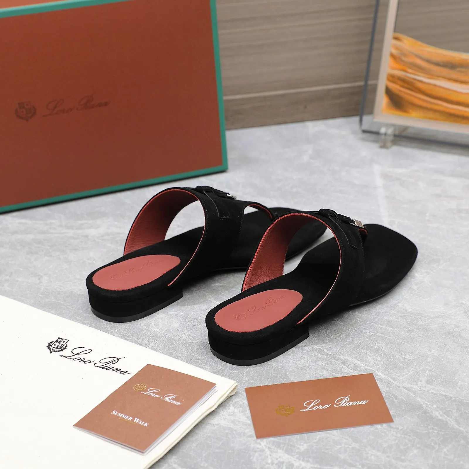 👟👟Ex-factory price 560👟👟 Purchasing-grade [Loro Piana] LP Mindil series T-strap thong sandals ✔️Top quality ✔️Soft sheep leather forms a tailor-made band that meets at the top of the upper and is fixed by a strong elastic ankle design. One is adorned with a discreet horn padlock, the other a gold circle badge. With its simple construction and sophisticated feel, these sandals are ideal for summer. ✔️Material: imported sheepskin fabric, sheepskin lining and feet ✔️Imported genuine leather outsole ✔️Code number: 35-42 (35/41/42 custom-made, non-refundable)